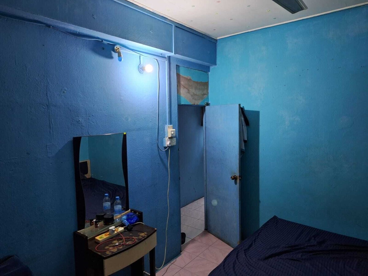 말레 시티 & 공항 Charming large studio style room with attached bathroom in Malé with WiFi, AC 호텔 객실