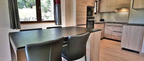 Mikroaaltouuni, uuni, liesi, astianpesukone