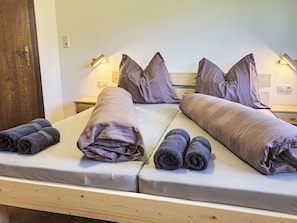 Travel crib, free WiFi
