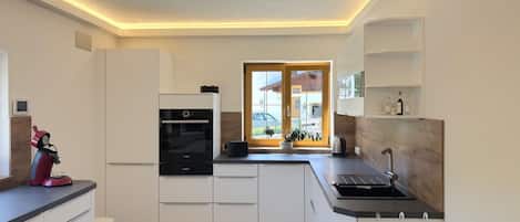 Micro-ondes, four, lave-vaisselle