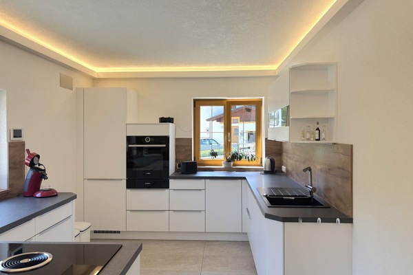 Interior Design, Flooring, Küche, Decke, Holz, Countertop, Light Fixture, Fussboden, Zuhause, Beleuchtung