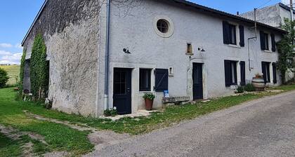 Quiet guest room with private entrance and parking in Ormes-et-Ville