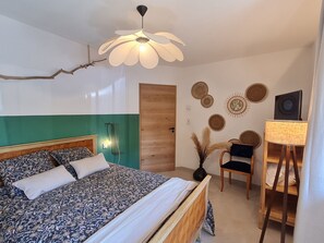 1 bedroom, bed sheets - Quiet guest room with private entrance and parking in Ormes-et-Ville (Ormes-et-Ville)