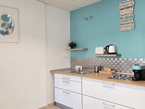 Fridge, microwave, coffee/tea maker, toaster