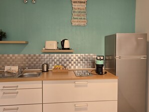 Køleskab, mikrobølgeovn, kaffe-/temaskine, brødrister