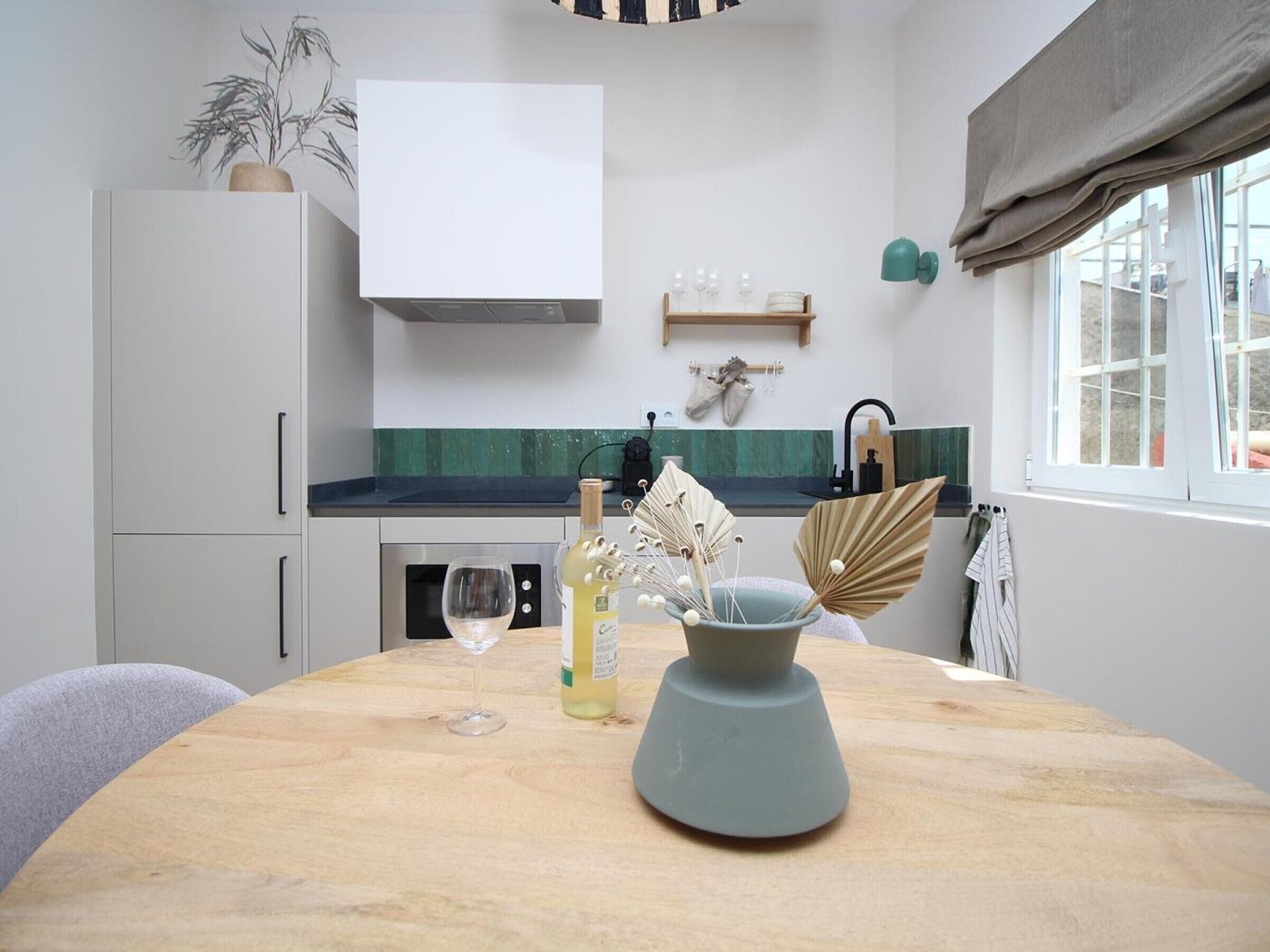 Kühlschrank, Mikrowelle, Wasserkocher mit Kaffee-/Teezubehör, Toaster
