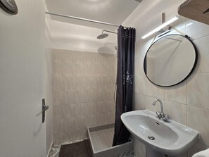 Hair dryer, towels - Charming house in Périgord for 2 with private terrace (Siorac-en-Périgord)