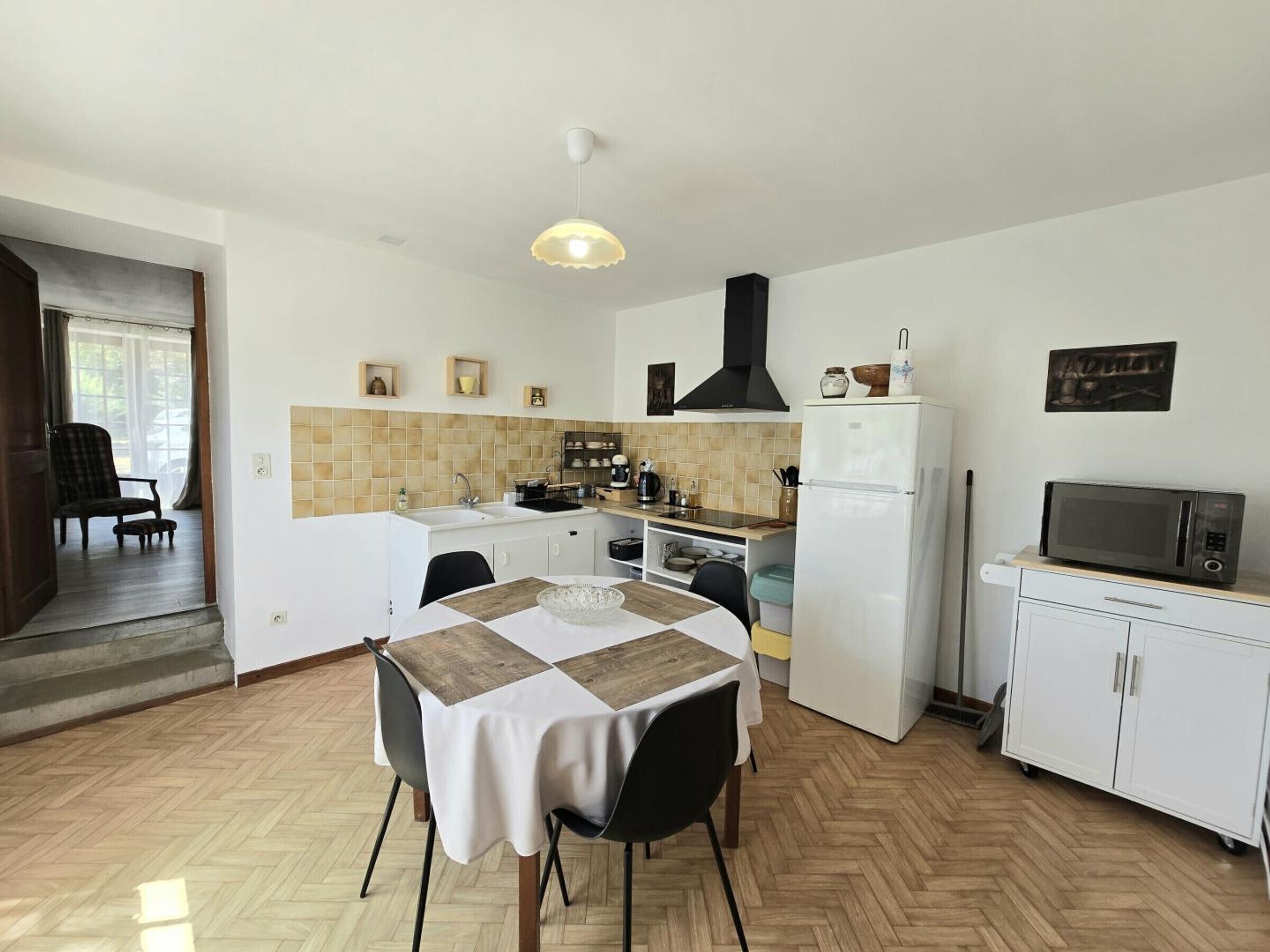 Een koelkast, een microgolfoven, een oven