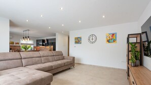 TV - Stunning private villa for 8 guests with private pool, WIFI, A/C, TV and terrace (Rijeka)