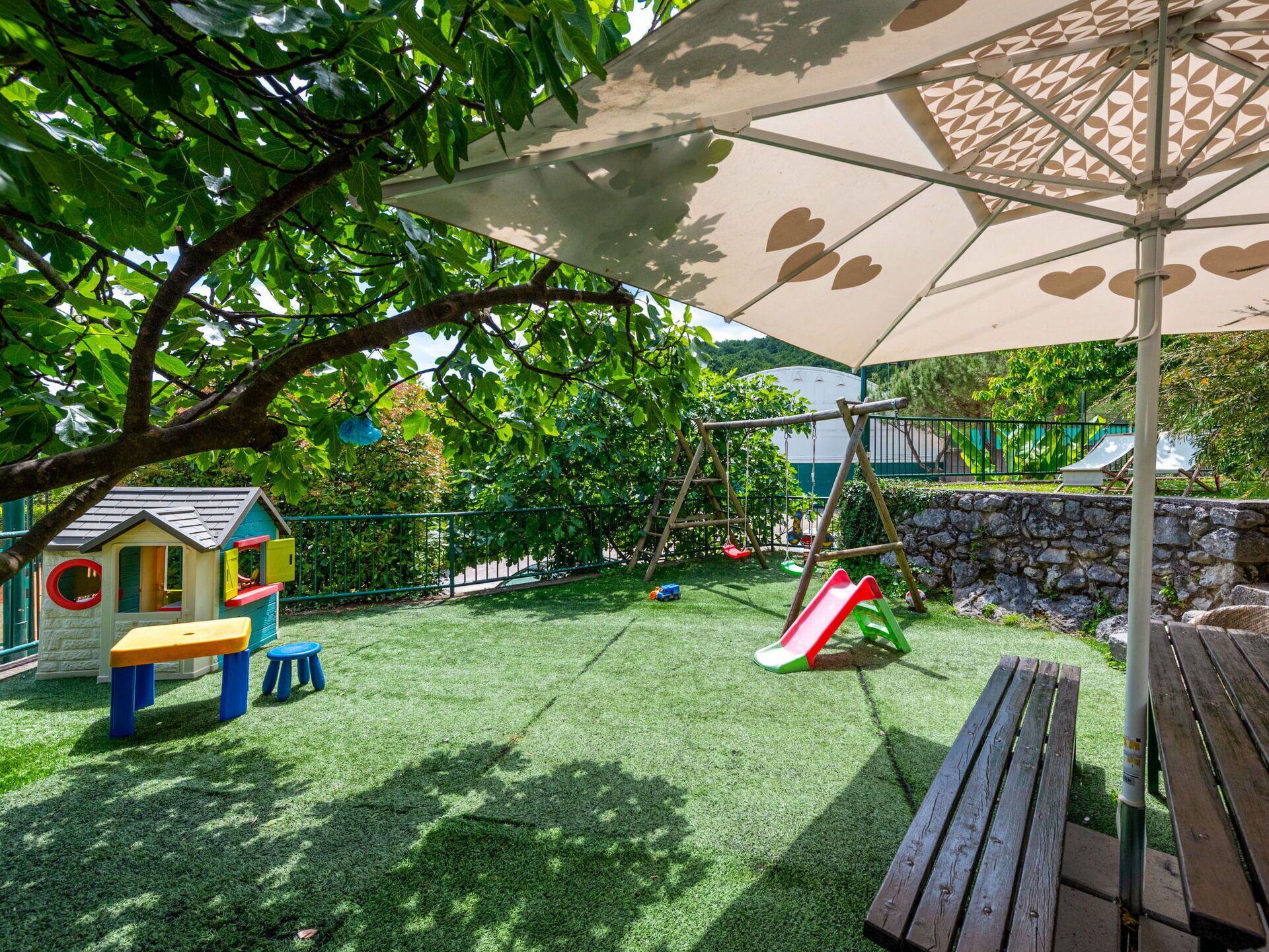 Jardín, Sombra, Césped, Ocio, Paisajismo, Mueble Para Exteriores, Yarda, Eco Hotel, Césped Artificial, Patio Interior