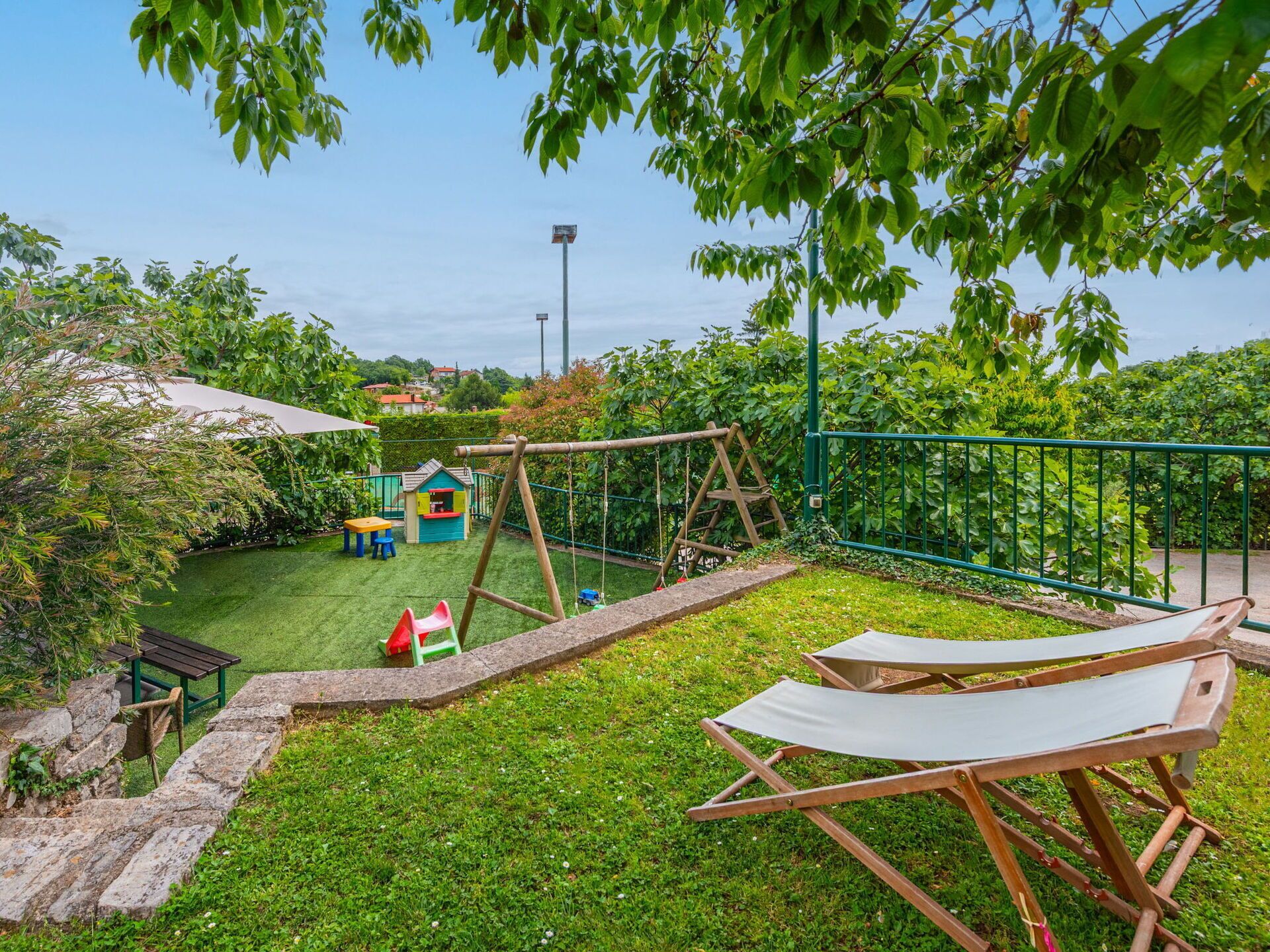 Garden, Shade, Lawn, Landscaping, Backyard, Yard, Outdoor Furniture, Fence, Eco Hotel, Park