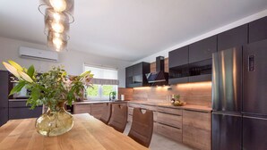 Oven, dishwasher - Stunning private villa for 8 guests with private pool, WIFI, A/C, TV and terrace (Rijeka)