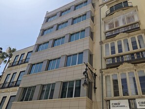 Un edificio de varios pisos que combina estilos arquitectónicos modernos y clásicos.
