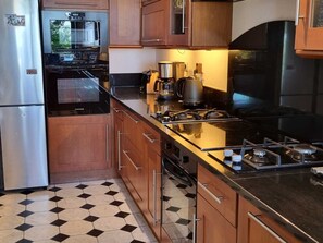 Kühlschrank, Mikrowelle, Geschirrspüler