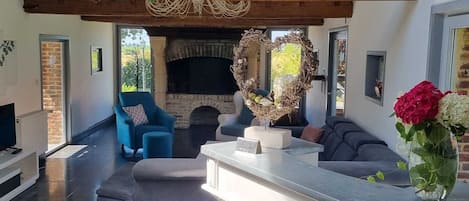 Fernseher, Kamin, Tischtennisplatte