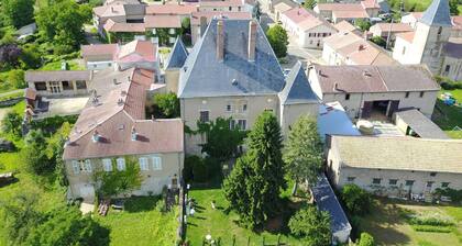 Elegantes Haus im Euvezin Schloss mit Garten und privatem Parkplatz