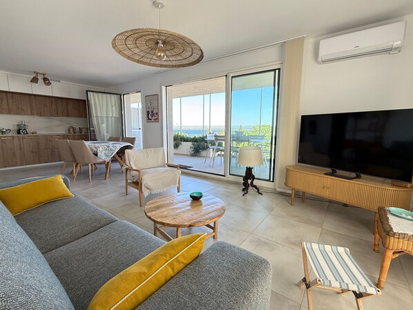 TV - Elegant T2 with terrace in Sète, secure parking (Sète)