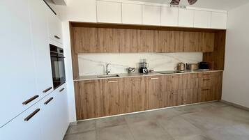 Fridge, oven, stovetop, dishwasher