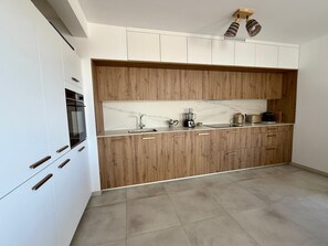 Réfrigérateur, four, plaque de cuisson, lave-vaisselle