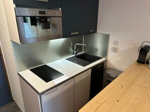 Kylskåp, mikrovågsugn och diskmaskin