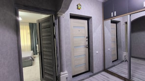 2 chambres, coffres-forts dans les chambres, fer et planche à repasser
