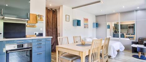 Geladeira, micro-ondas, fogão, lava-louças