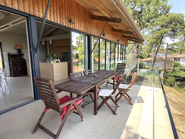 تناول الطعام بالخارج