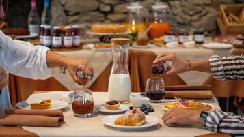 TĂ€gliches inbegriffenes FrĂŒhstĂŒcksbuffet