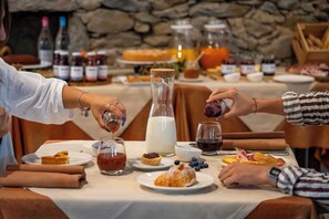 Café da manhã com buffet grátis todos os dias
