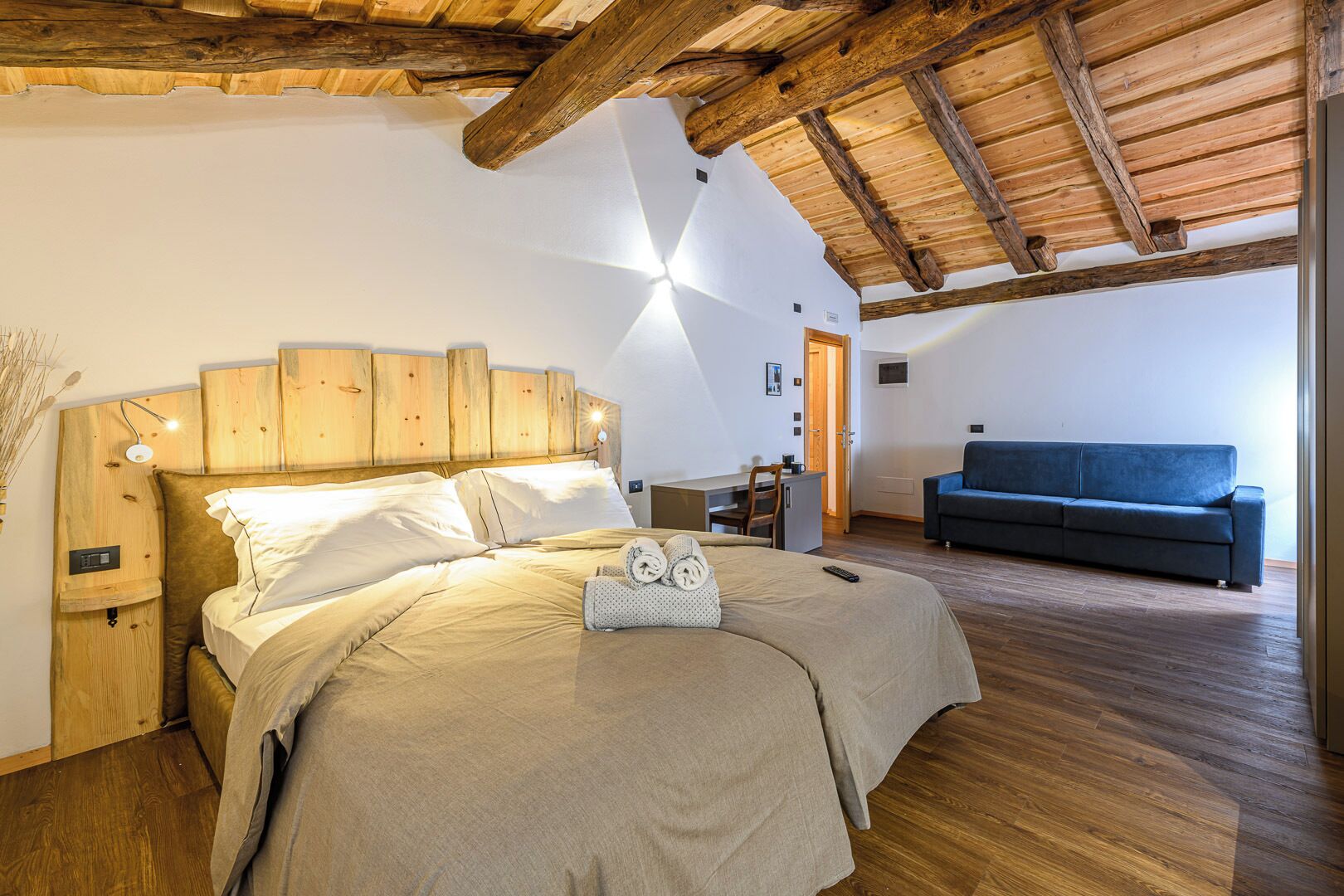 豪華四人房, 山景 | 客房內保險箱、書桌、遮光布/窗簾、隔  音