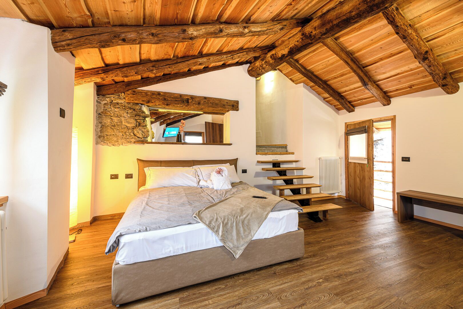 Quadrupla Comfort, vista montagna | Una cassaforte in camera, una scrivania, tende oscuranti