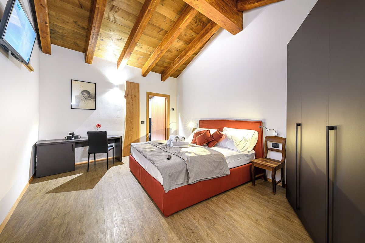Classic Double Room, Balcony, Courtyard View | In-room safe, desk, blackout curtains, soundproofing