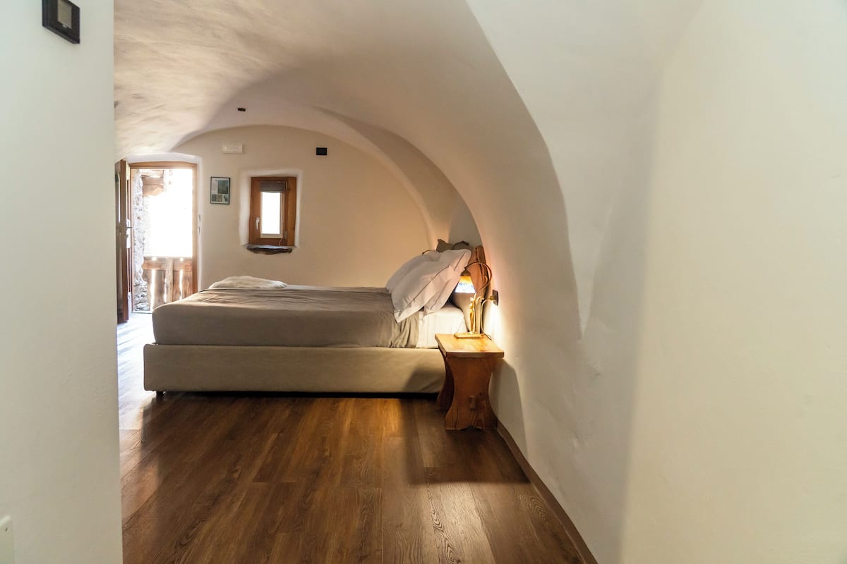 Basic Double or Twin Room, Courtyard View | In-room safe, desk, blackout curtains, soundproofing