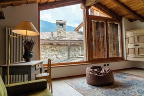 Suite Deluxe, vistas a la montaña | Caja fuerte, escritorio, cortinas opacas y sistema de insonorización