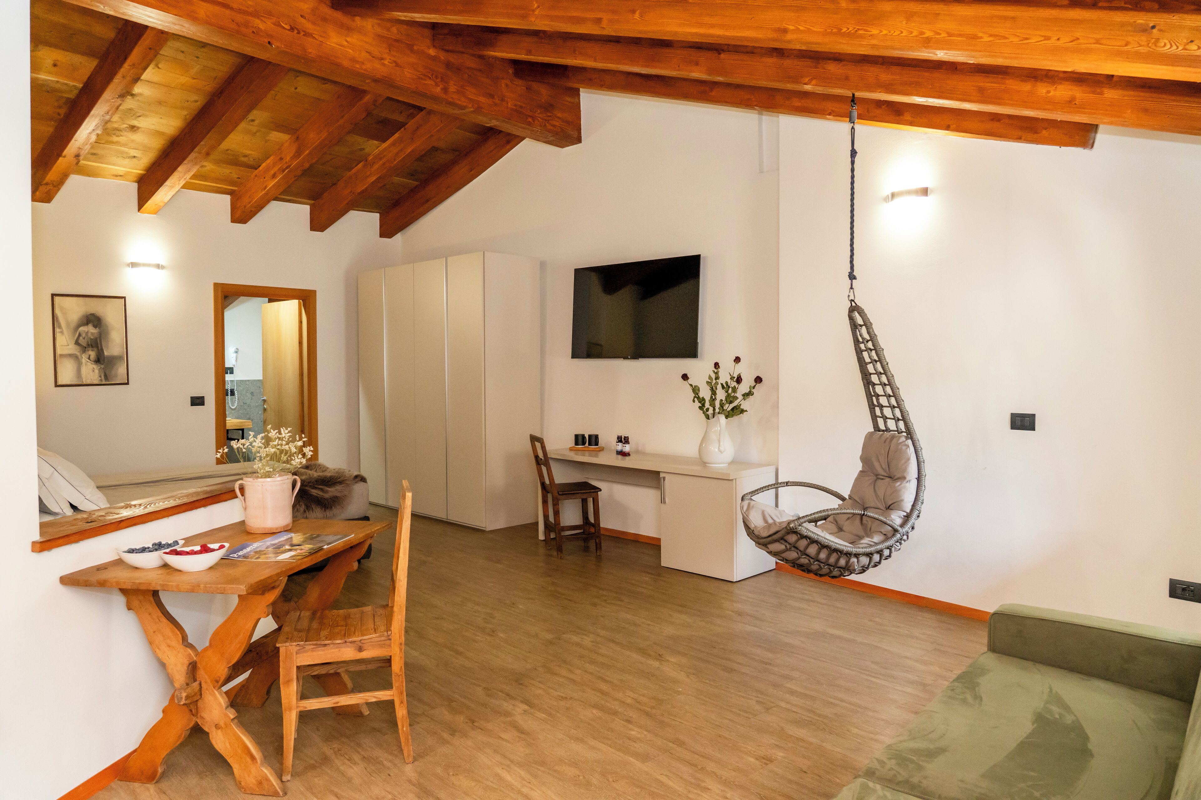 高級四人房, 庭園景觀 | 起居區 | 電視