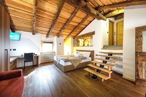 Comfort-Vierbettzimmer, Bergblick | Zimmersafe, Schreibtisch, Verdunkelungsvorhänge, schallisolierte Zimmer