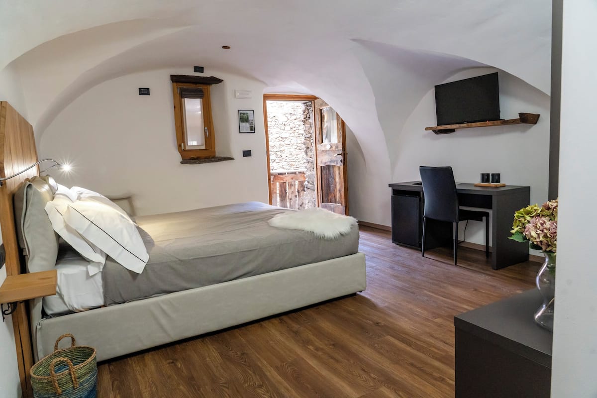 Basic Double Room, Courtyard View | In-room safe, desk, blackout curtains, soundproofing