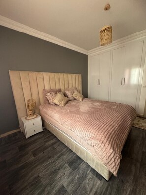 1 habitación, tabla de planchar con plancha, wifi y ropa de cama 