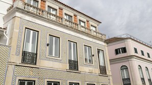 Ein Gebäude mit einer gemusterten Fassade, zahlreichen Fenstern und Balkonen.