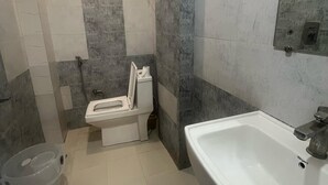 Habitación doble superior, balcón, vista a la ciudad | Baño | Regadera, amenidades de baño gratuitas, secadora de cabello, toallas 
