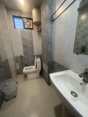 Superior Double Room, Balcony, City View | Bathroom | Shower, free toiletries, hair dryer, towels