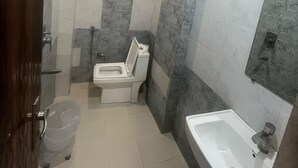 Regadera, amenidades de baño gratuitas, secadora de cabello, toallas 