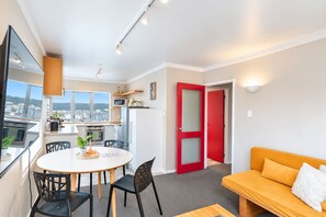 Un apartamento moderno con comedor, cocina y sala de estar.