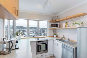 Kaffetrakter/tekoker, kjøleskap, mikrobølgeovn og ovn