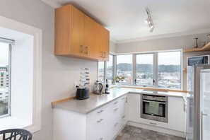 Coffee/tea maker, fridge, microwave, oven