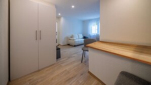 Ein modernes Wohnzimmer mit einer Couch, einem Couchtisch und einer Holzbank.