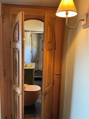 Dusch, handdukar, tvål och toalettpapper