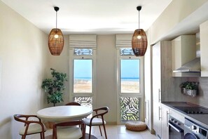 Embellished 2BDR @ Mangroovy |Free Pool & Beach (M9-4B-23) | Cozinha privada | Geladeira, micro-ondas, fogão, cooktop