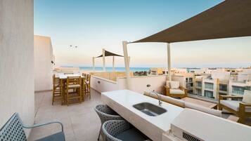 Charming 2 BDR w/ Sea Pool View |Free Pool & Beach (M9-5B-23) | Outdoor dining