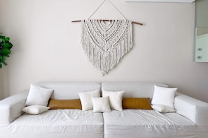 Embellished 2BDR @ Mangroovy |Free Pool & Beach (M9-4B-23) | Innenbereich